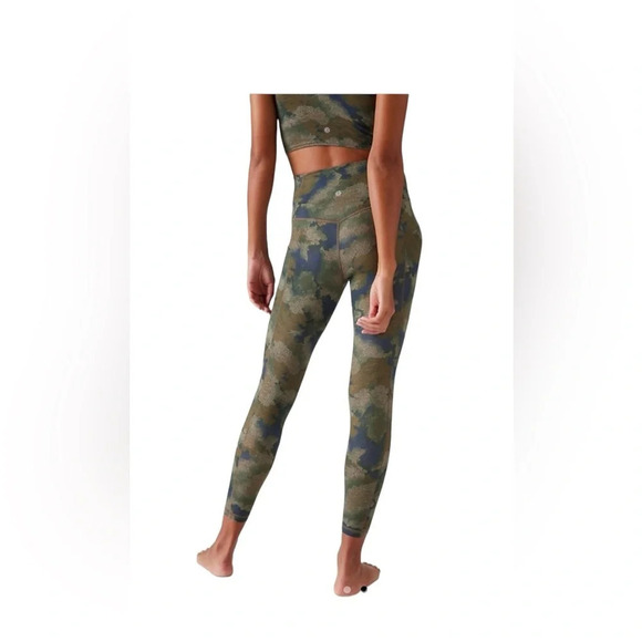 Athleta Breathable, UPF Rated, Quick Dry Camo Print 7/8” Leggings, Size Medium - Picture 3 of 9